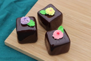 LARGE CHOCOLATE PETIT FOURS 260