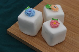 LARGE VANILLA PETIT FOURS 262